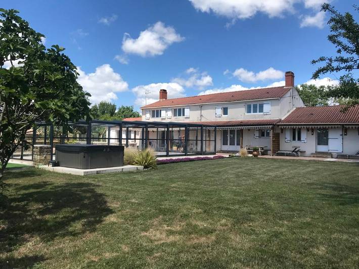 Gîte pour 2 personnes, avec Jacuzzi et Terrasse ainsi que Jardin et Piscine à Saint-Cyr-en-Talmondais - 2