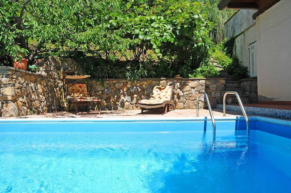 Entzückendes Ferienhaus mit Pool, Wifi, Grill, Holzofen, Nahen Stränden und Cinque Terre in Sarzana, Naturpark Montemarcello-Magra-Vara