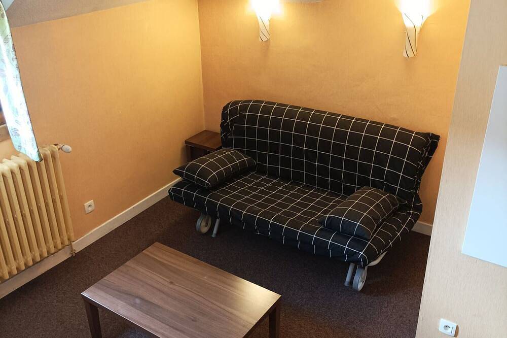 Entire apartment, Cozy 1-Bedroom Apartment in Historic Château, Jausiers - Sleeps 4, Pool & Sauna Access in Jausiers, Mercantour National Park