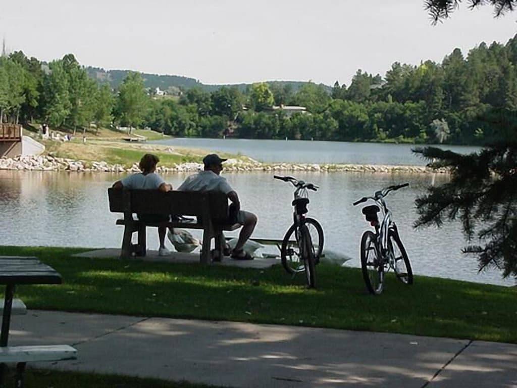 Country Feel - In Town Appeal Cottage - In Rapid City On Canyon Lake Thirty Minutes from Mt Rushmore in Rapid City, Black Hills