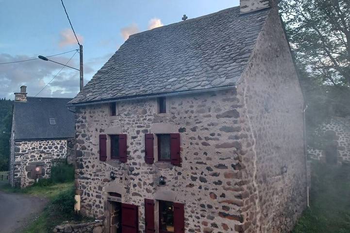 Location de vacances pour 10 personnes, avec jardin et terrasse dans Neussargues en Pinatelle