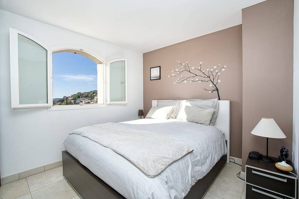 Villa For 8 People pool, jacuzzi, Panoramic view of the sea and vineyards… in La Londe-les-Maures, Côte méditerranéenne (France)