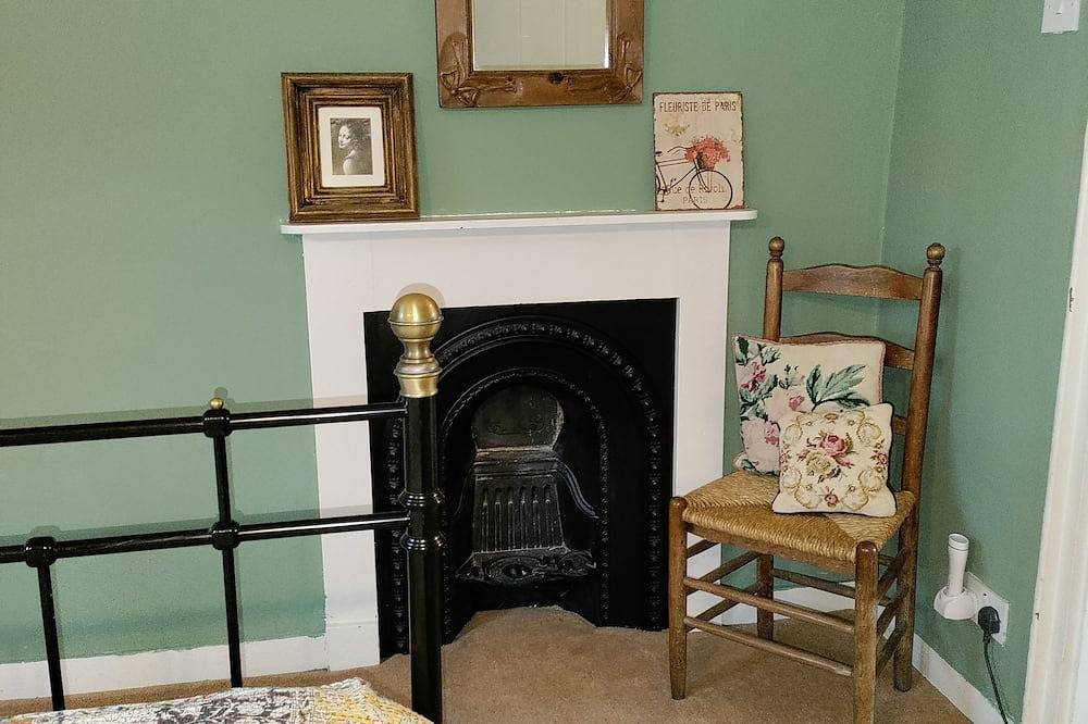 Little House . Cottage for 4 in Tenterden High Street. Wifi, parking, woodburner in Tenterden, Ashford region