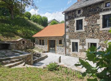 Gîte pour 9 personnes, avec terrasse et jardin dans le Cantal