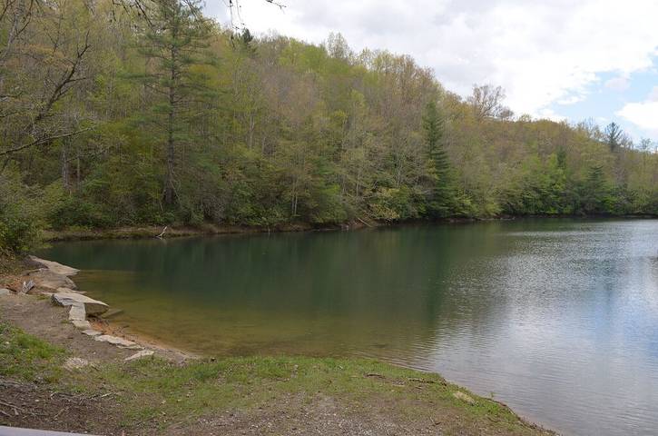 Chalet for 7 people, with balcony and hot tub in North Carolina
