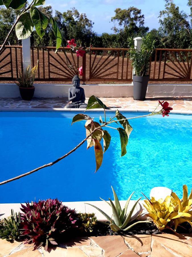 Gîte pour 2 personnes, avec piscine ainsi que jardin et jacuzzi à Sainte-Suzanne