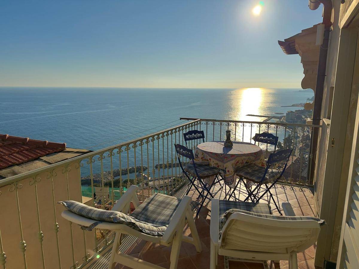 Casa Paradiso in Spiaggia d'Oro (Imperia), Imperia