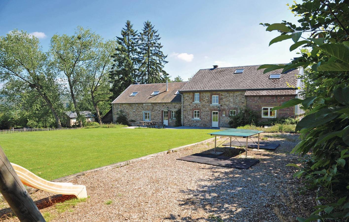 Maison de vacances pour 32 personnes avec terrasse in Érezée, Province de Luxembourg