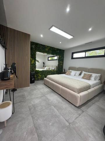 Cottage pour 2 personnes, avec jacuzzi et sauna ainsi que jardin et piscine à Les Mages