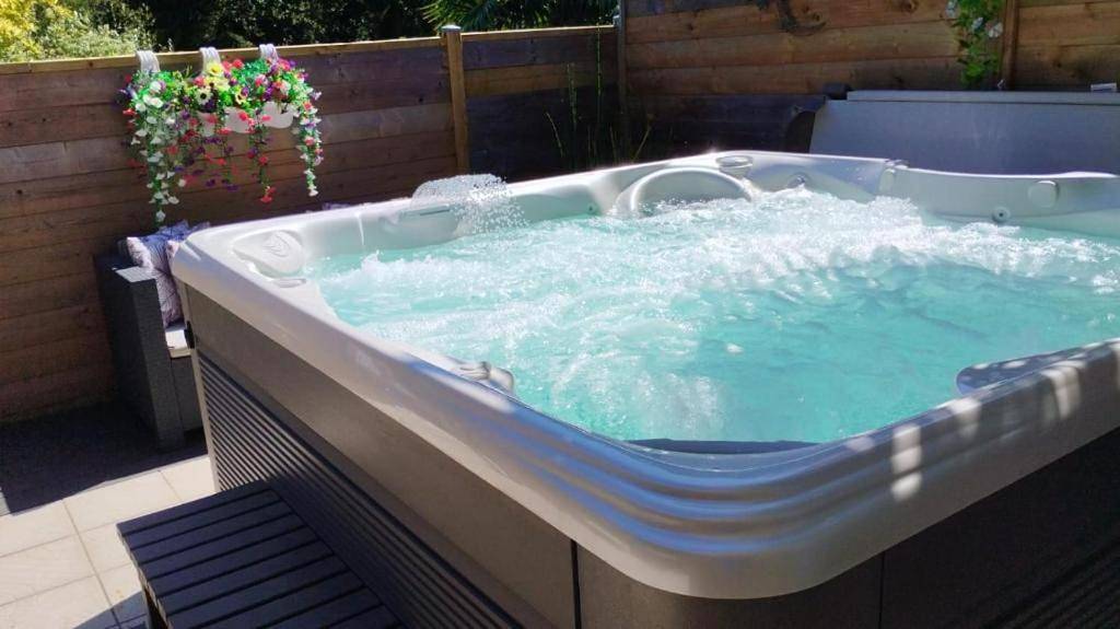 Nuit etoile Jacuzzi prive in Fouesnant, Côte de Cornouaille