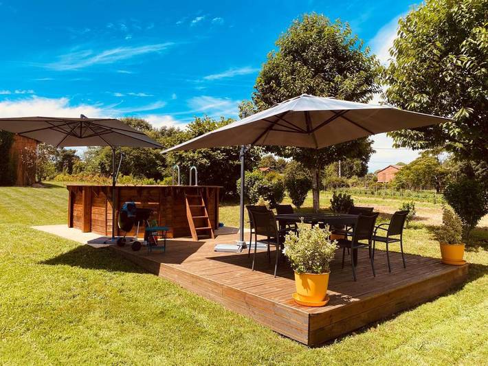 Location de vacances pour 2 personnes, avec Terrasse et Jardin ainsi que Piscine et Vue à Capdrot