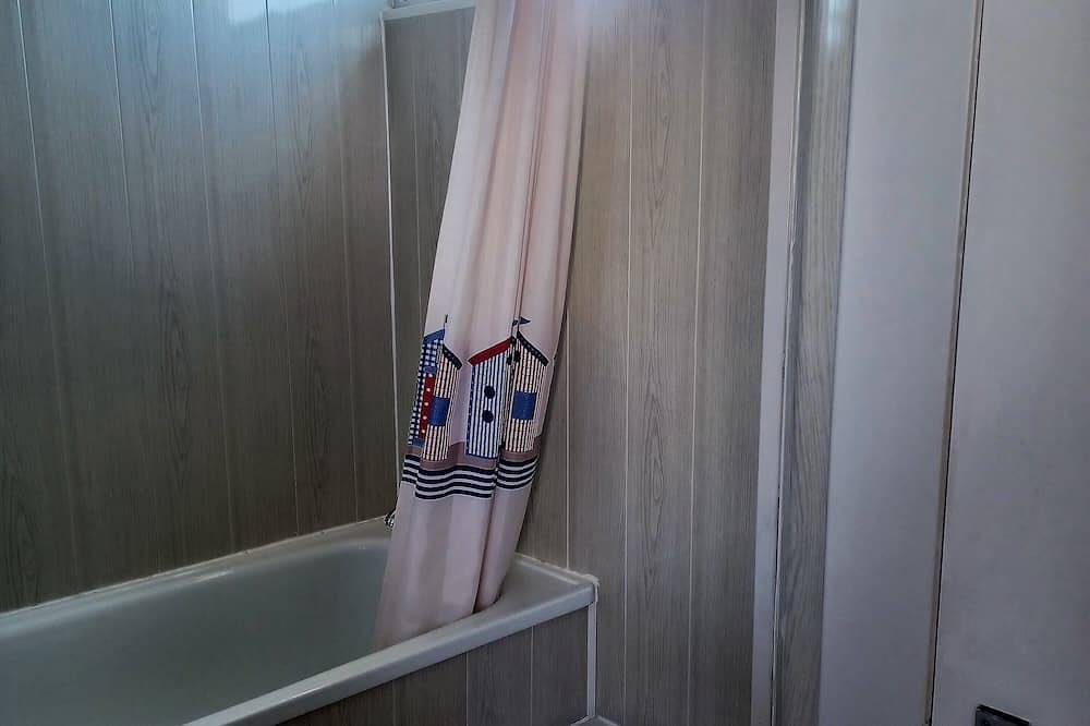 Cosy chalet with all year round sunroom. Ideal location in West Wales to explore in Kidwelly, Carmarthenshire