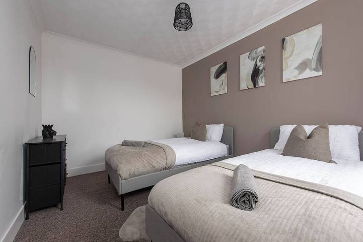 Modern 3-Bed | Sleeps 8 | Fast Wifi | Parking | Pool Table in Rochester, Kent Downs