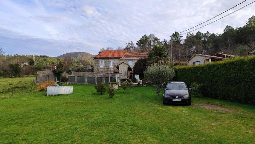 Location de vacances pour 8 personnes, avec jardin ainsi que vue et piscine, animaux acceptés à A Cañiza