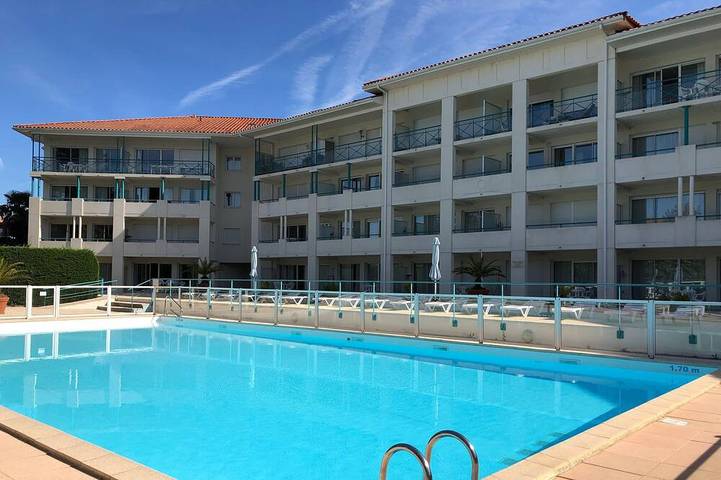 Gîte pour 4 personnes, avec terrasse ainsi que piscine et jardin dans Golf De La Nivelle