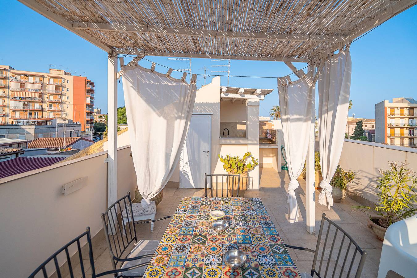 Appartamento intero, Appartamento 'Mille E Una Notte - Suoni D'Acqua' con terrazza privata, Wi-Fi e aria condizionata in Siracusa, Siracusa e dintorni