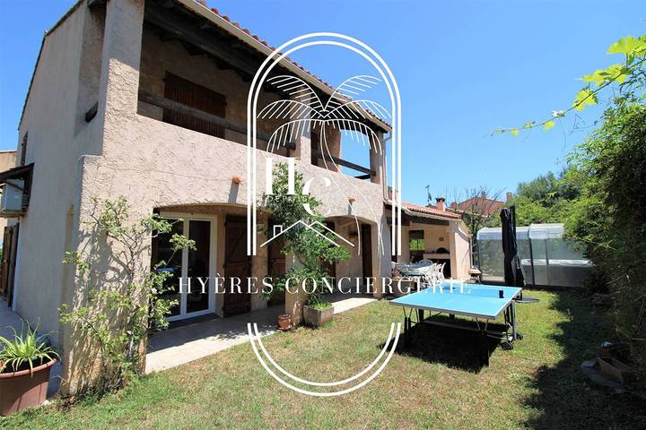 Location de vacances pour 8 personnes, avec terrasse ainsi que jacuzzi et jardin à Hyeres - 3