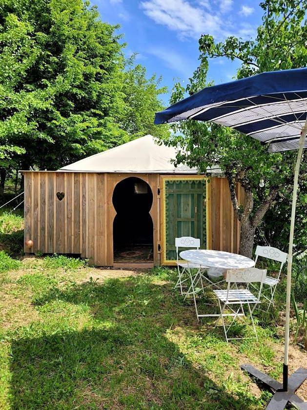 Cottage pour 4 personnes, avec piscine ainsi que vue et jardin à Planioles