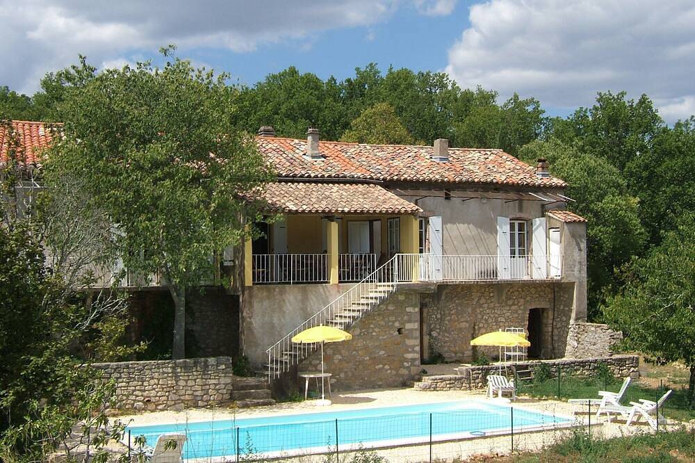 Isolé, nature sauvage, calme et tranquillité, piscine, cheminée... in Salavas, Ardèche