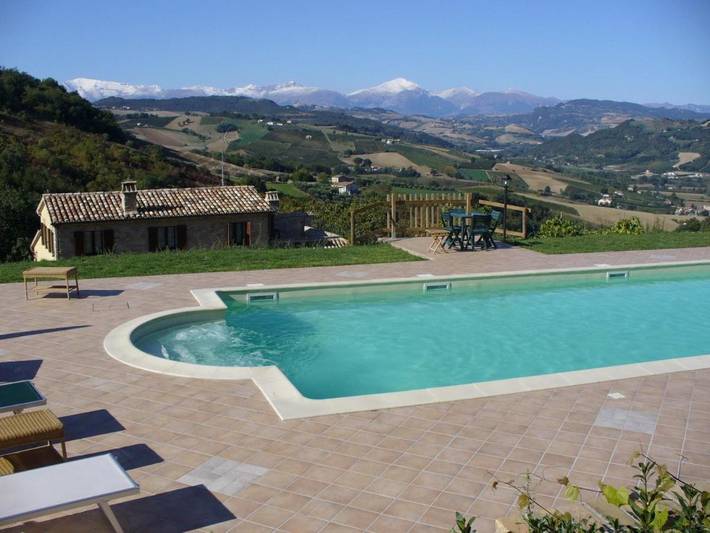 Agriturismo per 2 persone, con piscina e giardino nonché idromassaggio, adatto a famiglie con bambini in Provincia di Ascoli Piceno