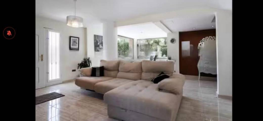 Casa rural para 8 personas, con balcón además de piscina y jacuzzi en Torrent