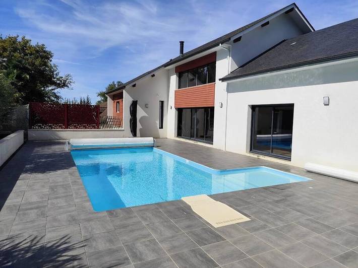Location de vacances pour 6 personnes, avec jardin et piscine à Buros