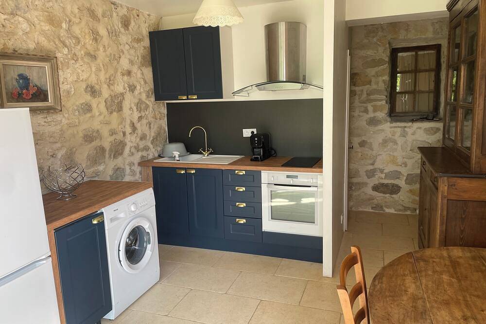 Gîte dans superbe mas en pierres cadre idyllique  , situé à 10 mn des plages. in Le Castellet, Région de Toulon