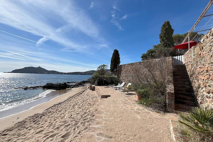 Maison historique les pieds dans la Méditerranée! in Agay, Saint-Raphaël (Var)