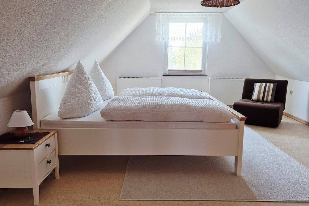 Ferienhaus Hummel-Nest, Terrasse, Nähe Dresden, 2 Schlafzimmer, 4+1 Personen in Laußnitz, Oberlausitz-Niederschlesien