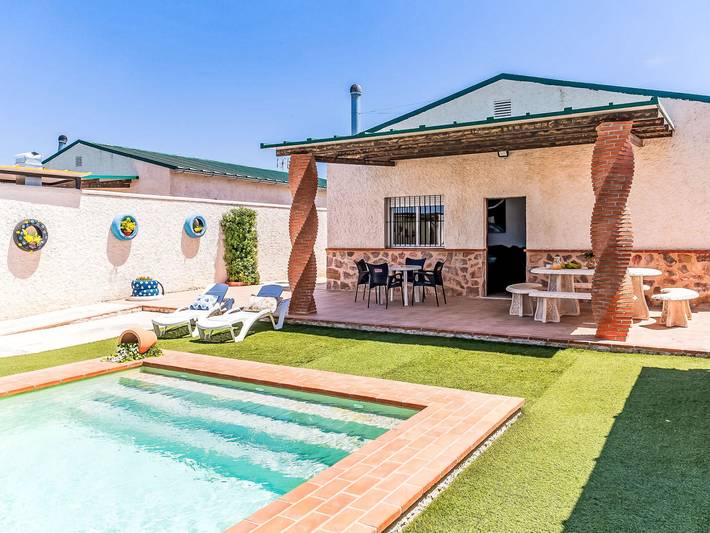 Location de vacances pour 8 personnes, avec Terrasse ainsi que Jardin et Piscine dans La Lantejuela