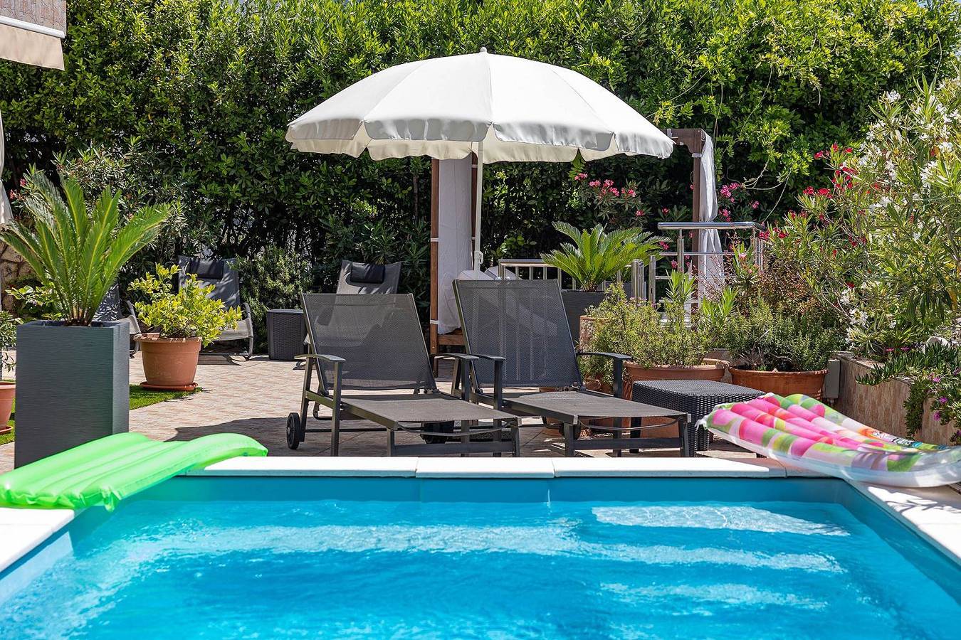 Ganze Wohnung, Faszinierendes Apartment nur 200 Meter zum Strand mit Meerblick, Pool, Grill, Lounge-Bereich in Dramalj, Primorje-Gorski Kotar