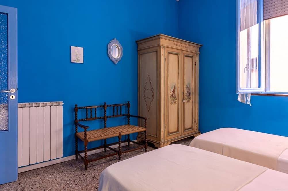 Apartamento entero, Guesthost - Apartment located on the second floor of a three-story building with no elevator.In 60 square meters of space it comfortably accommodates 6 people, with one double bedroom, one with two single beds and a sofa bed in the living room.The proper in Ferrara, Provincia de Ferrara