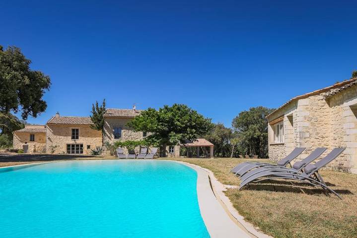 Location de vacances pour 26 personnes, avec Piscine et Vue à Saint-Restitut