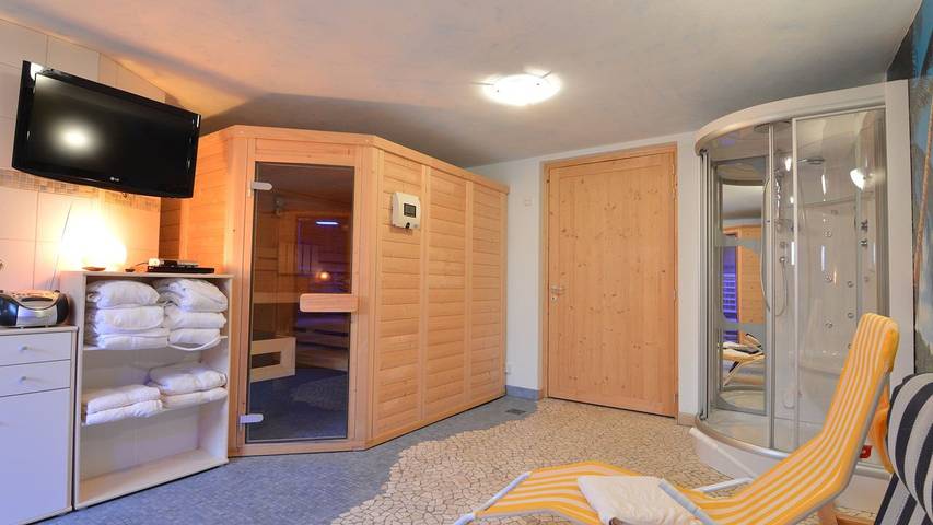 Ferienhaus für 4 Personen, mit Whirlpool und Sauna sowie Terrasse und Garten - 1