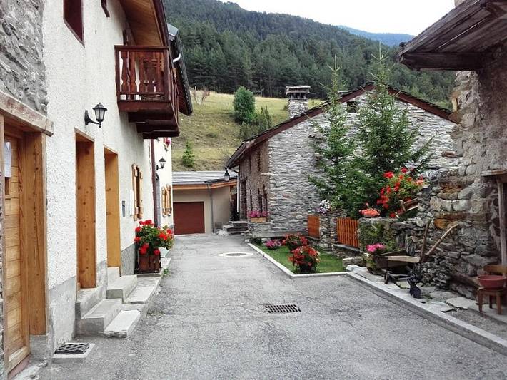 Location de vacances pour 3 personnes, avec Terrasse ainsi que Jardin et Vue à Bramans - 2