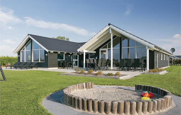 Ferienhaus für 14 Personen, mit Terrasse und Whirlpool sowie Garten und Pool auf Møn