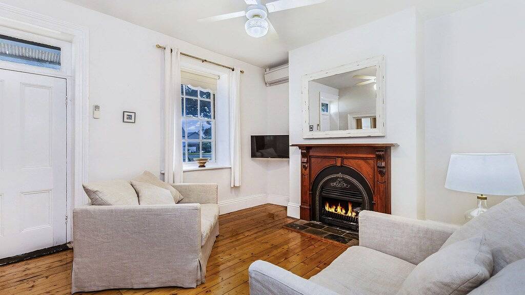 Curragh Cottage is one of two quaint historic one bedroom cottages in Port Fairy in Port Fairy, Shire of Moyne