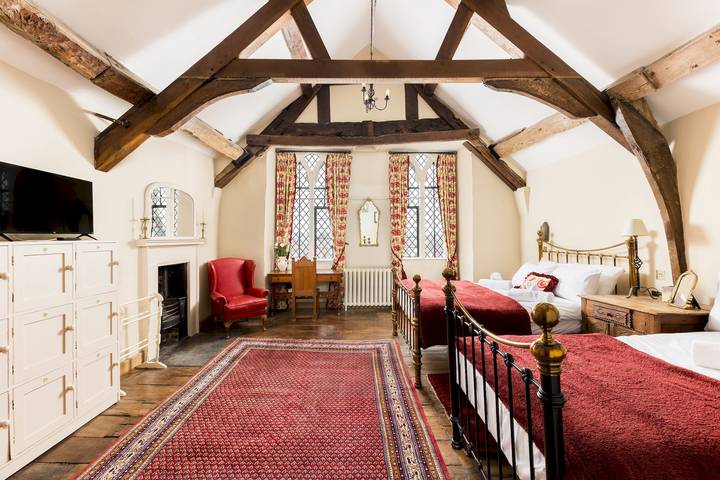 Unique Castle Stay, The East Gate Tower, Warwick - Pass the Keys in Warwick, Warwickshire