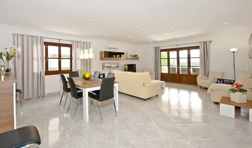 Villa 'Llac Blau' with Private Pool, Wi-Fi and Air Conditioning in Alcúdia, Coast of Mallorca