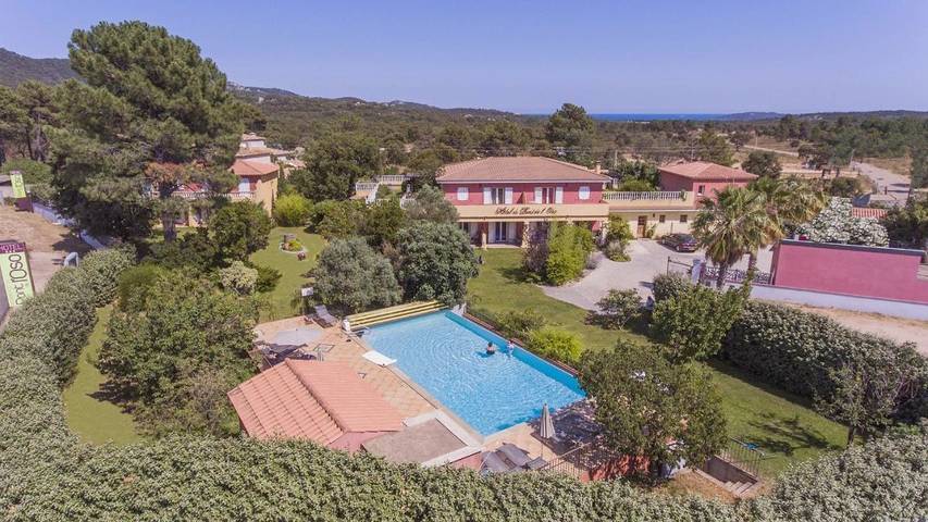 Hôtel pour 4 personnes, avec jardin ainsi que piscine et vue