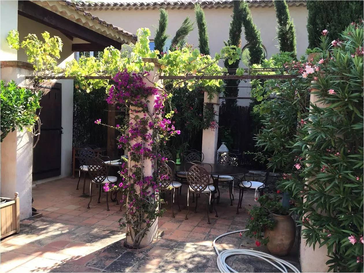 Spaziosa villa vicino al centro del paese e al mare in Hyeres, Porquerolles
