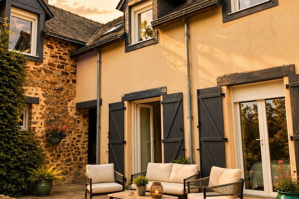 Chic stone house & quiet, tree-lined garden in Loiron, Loiron-Ruillé