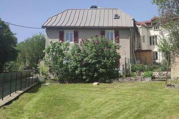 Gîte pour 6 personnes, avec jacuzzi ainsi que terrasse et jardin, animaux acceptés dans Avignon-lès-Saint-Claude