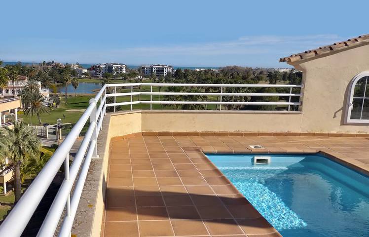Casa de férias para 7 pessoas, com vista e terraço e ainda jardim and vista para o lago, com animais de estimação em Oliva