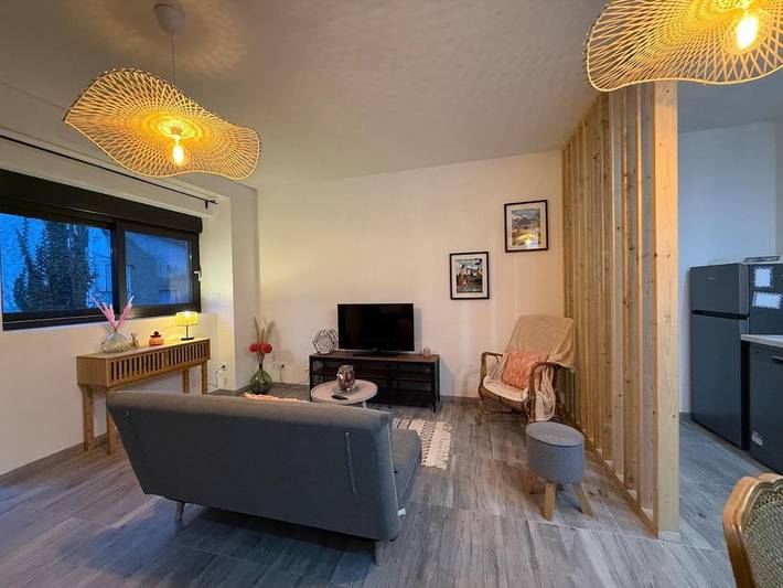 Gîte pour 5 personnes, avec terrasse dans Issé