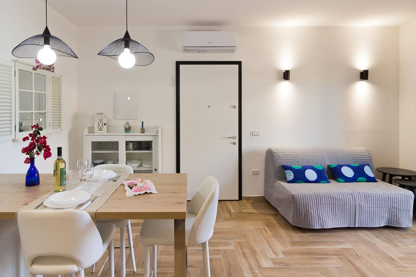 Entire apartment, Sunshine Apartment with Wi-Fi, Air Conditioning & Terrace; Parking Available in Quartu Sant'Elena, Campidano