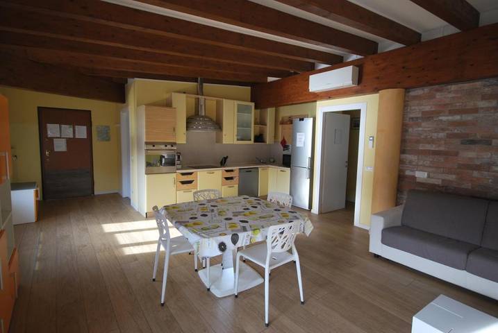 Ferienwohnung für 7 Personen, mit Balkon und Terrasse sowie Garten und Seeblick in Laglio
