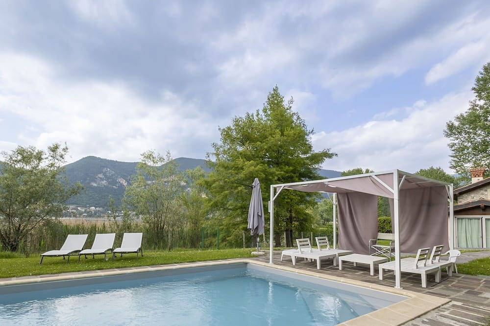 Alleinstehendes Ferienhaus mit  W-Lan, privatem Pool, Klimaanlage, Tv, Innenhof, Haustiere erlaubt in Gemeinde Iseo, Iseosee