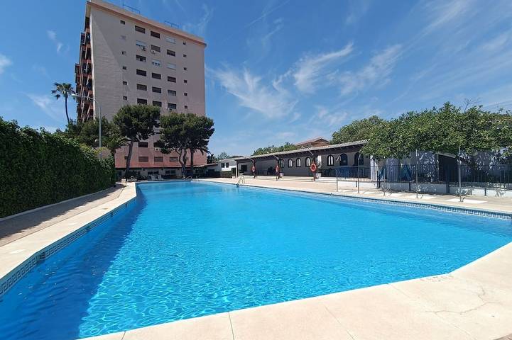 Location de vacances pour 4 personnes, avec piscine ainsi que terrasse et jardin dans El Palo (Málaga)