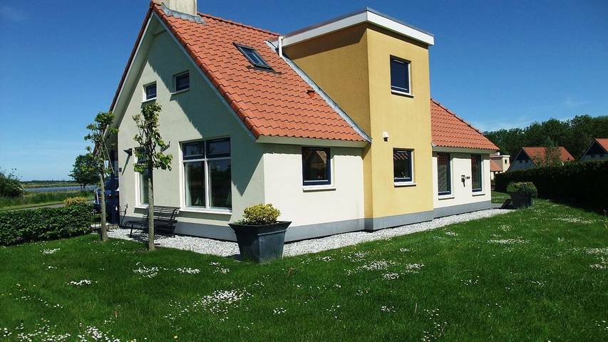 Villa voor 6 personen, met terras en zwembad in Friesland